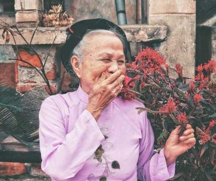 Bezahlte Seniorenbetreuung zuhause oder Wohnen für Hilfe?